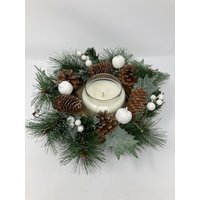 Weihnachtskerzenring, Gefertigt Aus Künstlichen Tannenbaumzweigen, Verziert Mit Äpfeln, Trauben, Blättern, Natürlichen Zapfen Und Einer Paraffinkerze von AtoZALFAM