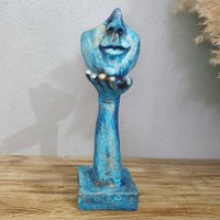 Dekorative Frau Bläst Statue, Blaue Maske, Housewarming-Geschenke, Kreatives Abstraktes Dekor, Statuen-Gesicht, Handstatuen, Statue von AtolyeDreamArt