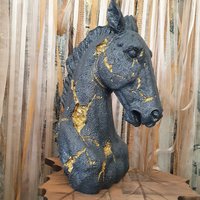 Dekorative Pferdestatue, 40 cm, Glückspferdekopfstatue Figur, Goldpferdeskulptur, Pferdefigur, Gartenstatue, Pferdeskulptur von AtolyeDreamArt