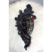 Dekorative Schwarze Maske Wanddekoration, 32 cm, Maske, Schmale Dekor Wandmaske Venedig, Venedig-Maske, Wohnkultur, Maskenstatue von AtolyeDreamArt