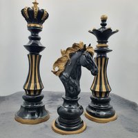 Schachteam Statuen, 3-Teilige Schachskulptur, Einweihungsgeschenk, Schwarz-Gold-Skulpturen, Schachkönig-Königin-Pferdekopfstücke, Muttertagsgeschenk von AtolyeDreamArt