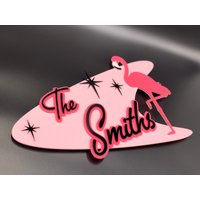 Mid Century Modern "Atomic Flamingo" Namensschild | Hausnummern Retro Bumerang Decor Atomic Avocado Designs® von AtomicAvocadoDesigns
