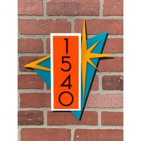 "Mid Century Modern "Dynamo" Adressschild | Moderne Hausnummern Wandkunst Retro Dekor Atomic Avocado Designs® von AtomicAvocadoDesigns