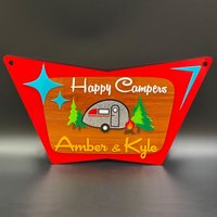 Mid Century Modern "Happy Camper" Namensschild | Retro Rv Schild Zeltplatz Atomic Avocado Designs® von AtomicAvocadoDesigns