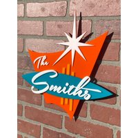 Mid Century Modern "Uptown" Familien Namensschild | Retro-Zeichen Wandkunst Atomic Dekor Googie Avocado Designs® von AtomicAvocadoDesigns