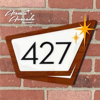 Mid Century Modern Adressschild "starlite" | Moderne Hausnummern Retro Dekor "Holzoptik" Acryl Mcm Googie Atomic Avocado Designs® von AtomicAvocadoDesigns