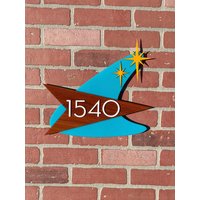 "3D "Wood Grain" Mid Century Modern "Atomic Bumerang" Adressschild | Moderne Hausnummern Retro Dekor Atomic Avocado Designs® von AtomicAvocadoDesigns
