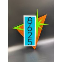 "Mid Century Modern "Dynamo" Adressschild | Moderne Hausnummern "Holzmaserung" Acryl Retro Dekor Atomic Avocado Designs® von AtomicAvocadoDesigns