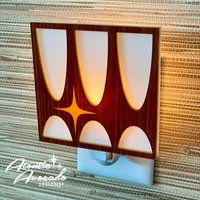 Mid Century Modern "Brasília" Nachtlicht | Retro Dekor Broyhill Brasilia Inspiriert Plug in Wandleuchte Mcm Atomic Avocado Designs® von AtomicAvocadoDesigns