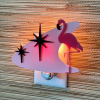 Modernes Nachtlicht Aus Der Mitte Des Jahrhunderts | „Atomic Flamingo"-Design Ambientebeleuchtung Plug-In-Wandleuchte Atomic Avocado Designs® von AtomicAvocadoDesigns