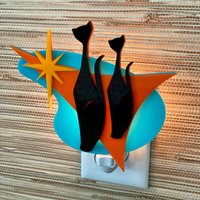 Mid Century Modern Nachtlicht | "Hüftkatze Ii" Design Schwarze Atomic Katze Steckleuchte Sexton Katzen Inspiriert Avocado Designs® von AtomicAvocadoDesigns