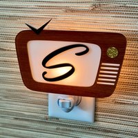 Mid Century Modern Nachtlicht | ""The Nite Show"" Design Vintage Fernseher Retro Plug in Wandleuchte Atomic Avocado Designs® von AtomicAvocadoDesigns