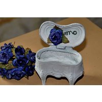 Kleine Schmuck-Box in Form Einer Kommode Kleine Schmuck-Box in Form Einer Kommode von Attic0Story