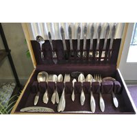 Silver Plate Besteck - Set Von Noability Pattern Reverie-Eight 5-Teilige Gedecke Plus Extras Insgesamt 55 Teile Silver Plate Besteck - Set Von Noability Pattern Reverie-Eight 5-Teilige Gedecke Plus Extras Insgesamt 55 Teile von AtticTreasuresbyGigi