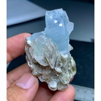 Blauer Aquamarin Kristall Kombiniert Mit Zweifarbigem Fluorit Auf Muskovit Matrix Blauer Aquamarin Kristall Kombiniert Mit Zweifarbigem Fluorit Auf Muskovit Matrix von AttiqCreations