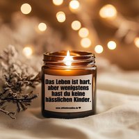 Das Leben Ist Hart, Aber Wenigstens Hast Du Keine Hässlichen Kinder | Attitude Candles Versch. Größen 30H Oder 50H Brenndauer von AttitudeClub