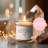 Honestly, You Still Look 39 From A Distance - Lustige Personalisierte Geburtstagskerze, Geschenkidee Aus Sojawachs Für Frauen & Männer Mit H Honestly, You Still Look 39 From A Distance - Lustige Personalisierte Geburtstagskerze, Geschenkidee Aus Sojawachs Für Frauen & Männer Mit H von AttitudeClub