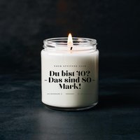 Lustige Duftkerze Zum 40. Geburtstag - "Du Bist 40? Das Sind 80 Mark" Geschenkidee Mit Humor 70H Oder 100H Brenndauer von AttitudeClub