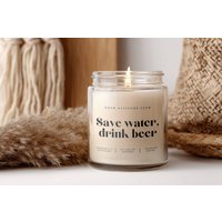 Save Water, Drink Beer Kerze Im Glas Geschenk Für Partner Freunde Kollegen Familie Weihnachten Muttertag Geburtstag Geschenkidee Save Water, Drink Beer Kerze Im Glas Geschenk Für Partner Freunde Kollegen Familie Weihnachten Muttertag Geburtstag Geschenkidee von AttitudeClub