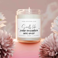 Smells Like Your Twenties Are Over - Lustige Geschenkkerze Mit Spruch, Sojawachs, Duftkerze Für Geburtstage & Abschiede Smells Like Your Twenties Are Over - Lustige Geschenkkerze Mit Spruch, Sojawachs, Duftkerze Für Geburtstage & Abschiede von AttitudeClub