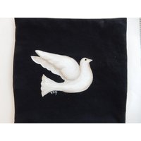 Handgefertigte Friedenstaube Kissenhülle Handgefertigte Friedenstaube Kissenhülle von AudieMaeDesigns
