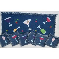 Handgemachtes Denim Tischläufer & Untersetzer Set Handgemaltes Cocktail Design Handgemachtes Denim Tischläufer & Untersetzer Set Handgemaltes Cocktail Design von AudieMaeDesigns