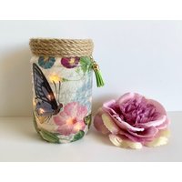 Handgefertigter Schmetterling Blumen Decoupage Glas Mit Lichtern - Hübsche Herzstück Dekoration Einzigartiges Wohndekor Geschenk Gartenverzierung von AudreyBerryArt