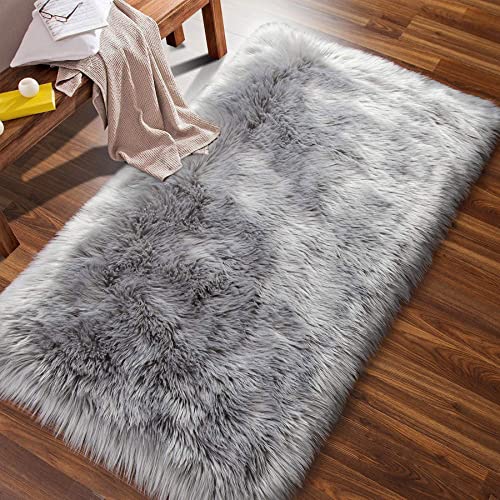 AUFELL Faux Lammfell Teppich Flauschig Kunstfell Teppich Fellimitat Teppich Schlafzimmer Teenager Mädchen Zimmer Fell Gray 31.5 x 70.8 inch von AUFELL