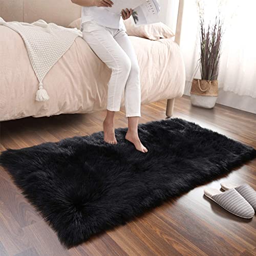 Faux Lammfell Schaffell Teppich Lammfellimitat Teppich Longhair Teppiche Teenager Zimmer Schlafzimmer Teppich für Wohnzimmer Schwarz 23.6 x 35.4 inch von AUFELL