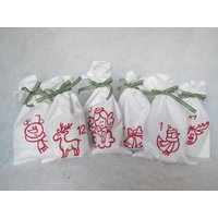 Adventskalender Handbedruckt Stoffbeutel Weiß Rot Grün Säckchen Advent Stoff Stempel Beutel Kinder von Augenblickchen