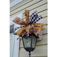 Büffel Karo Herbst Swag Schleife. Postkasten Topper. Porch Light Decor. Kürbis Sonnenblume Kariert. Schwarz & Weiß. Outdoor Dekor. Laternen Topper von AugustAdornmentsShop