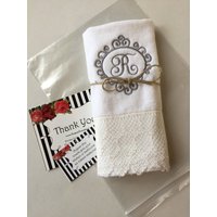 Fingerspitzenspitze Monogrammiertes Badetuch Wählen Sie Den Buchstaben Und Fadenfarbe Für Individuelle Stickereien Von August Ave Handtücher von AugustAve