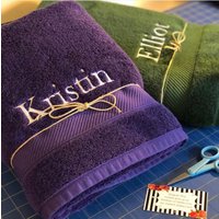 Ihre Name Gestickt Auf Badetücher 4 Größen Und 10 Handtuch Farben Zur Auswahl Von August Ave Handtücher Monogramm Badezimmer von AugustAve