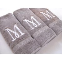 Monogramm Bade Und Handtücher 4 Größen 10 Farben, Einzeln Verkauft, Mit Stickerei Von August Ave Badezimmer von AugustAve