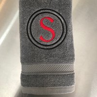 Monogramm Badetücher 4 Größen 10 Handtuchfarben Zur Auswahl Maßgeschneidert Für Sie Von August Ave Handtücher von AugustAve