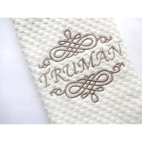 Besticktes Geschirrtuch, Personalisiertes Hochzeitsgeschenk, August Ave Besticktes Geschirrtuch, Personalisiertes Hochzeitsgeschenk, August Ave von AugustAve
