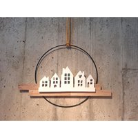 Metallring Mit Häuserreihe/Fensterdeko/Handmade/ Haltbar/Wohndeko/Beton/Holz-Klötzchen/Flowerhoop/Flowerring/Frühlingsdeko von AundNDesign