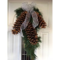 Weihnachtskranz. Zucker Tannenzapfen Mit Silbernem Band. Crater Lake Forest, Oder Weihnachtskranz. Zucker Tannenzapfen Mit Silbernem Band. Crater Lake Forest, Oder von AuntBsCottage