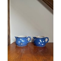 Art. 789 - Antike Krüge in Blau-Weiß Mit Polkadots, Markierung "Schmidt Mühlberg" Art. 789 - Antike Krüge in Blau-Weiß Mit Polkadots, Markierung "Schmidt Mühlberg" von AuntieMagpiesVintage