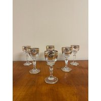 Art. 1134 - 6 Elegante Schnapsgläser Mit Goldener Verzierung Und Geschliffenem Stiel Vintage Charme Art. 1134 - 6 Elegante Schnapsgläser Mit Goldener Verzierung Und Geschliffenem Stiel Vintage Charme von AuntieMagpiesVintage