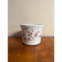 Art. 1236 - Eleganter Blumentopf Aus Weißem Porzellan Von Kahla Ddr-Design Mit Kirschblütenmotiv von AuntieMagpiesVintage
