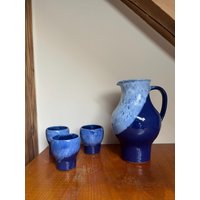 Art. 881 - Set Aus Keramikkrug Und 3 Bechern in Blau Mit Farbverlauf von AuntieMagpiesVintage