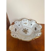 Art. 810 - Exquisite Obstschale Von Veb Reichenbach Gold-Weiß Mit Filigranen Details von AuntieMagpiesVintage