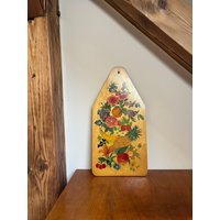 Art. 665 - Handbemaltes Holzbrett Mit Früchte- Und Blumenmotiv Ein Kunstwerk Aus Holz Für Ihre Küche von AuntieMagpiesVintage