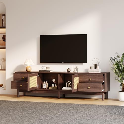 180cm Langer TV-Schrank in dunkler Holzoptik mit Zwei Rattantüren, Vier Schubladen, Kabelmanagement und hydraulischen Scharnieren – Für Fernseher bis zu 80 Zoll geeignet von Aunvla