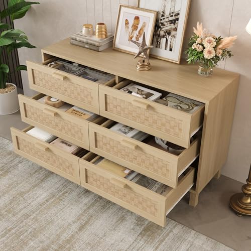 Elegantes Sideboard und Kommode aus Naturholz mit sechs Schubladen, Schlafzimmerschrank mit viel Stauraum, Schubladen in Rattanoptik. von Aunvla