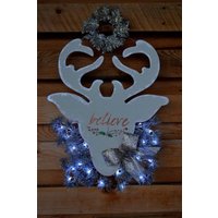 Weihnachtlicher Rentierkranz Aus Holz Mit Funkelnder Schleife Und Lichtern von AupetitMarket