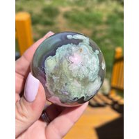 Seltene - Aura Grüne Blumen Achat Kugel von AuraEmbodiedCrystals