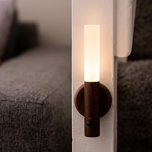 Auraglow Akku LED Stab Wandlampe aus Walnussholz mit PIR Bewegungsmelder - Innen Wandleuchte ohne Stromanschluss, Tragbar & Kabellos, Aufladbare Wandlampe, Akku Wandleuchte für Flur, Treppen usw. von Auraglow