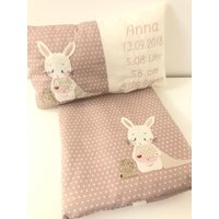 Sparset Kuscheldecke Einschlagdecke Und Kissen Mit Häschen Altrosa Geschenk Zur Geburtgeschenk Taufepersonalisiert Mädchen Sparset Kuscheldecke Einschlagdecke Und Kissen Mit Häschen Altrosa Geschenk Zur Geburtgeschenk Taufepersonalisiert Mädchen von AureaArtisShop